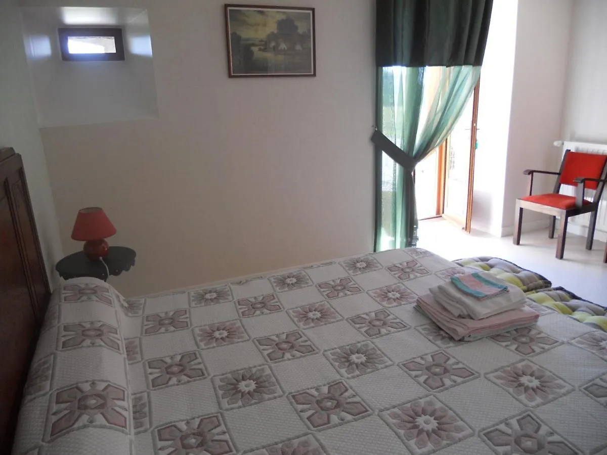 Annie Jouve Chambres D'Hotes Champassis Vebret France